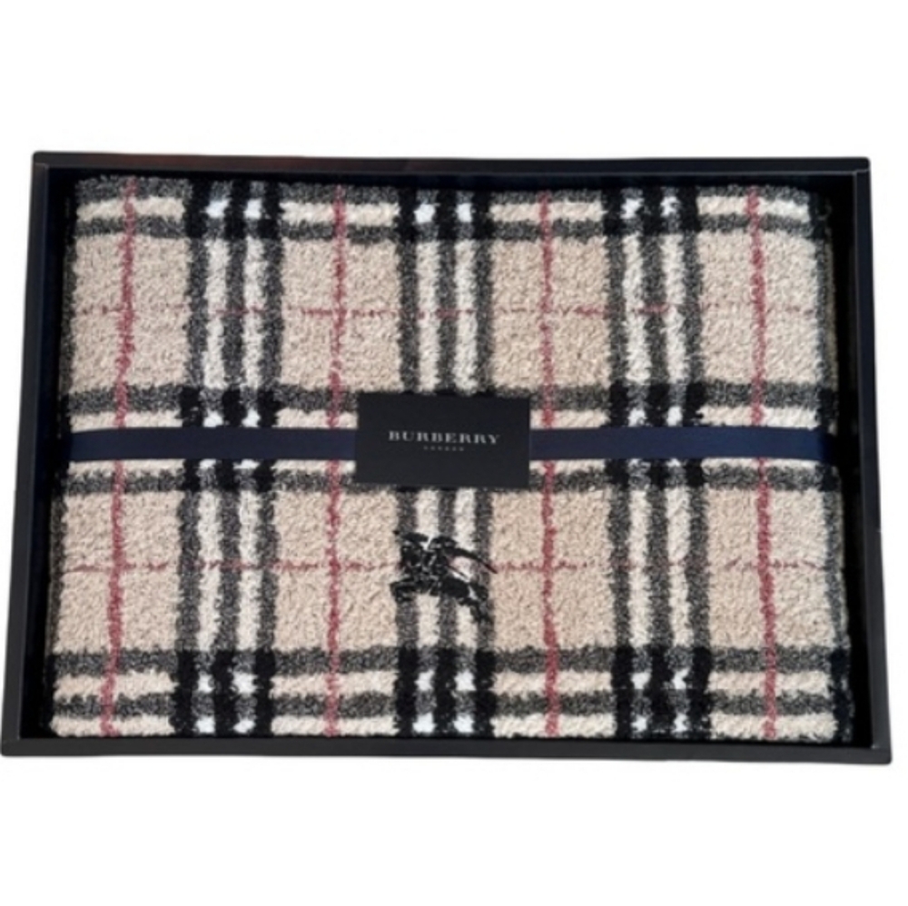 BURBERRY TRADITIONAL PLAID BATH TOWEL NWT IN BOX - Picture 2 of 4
